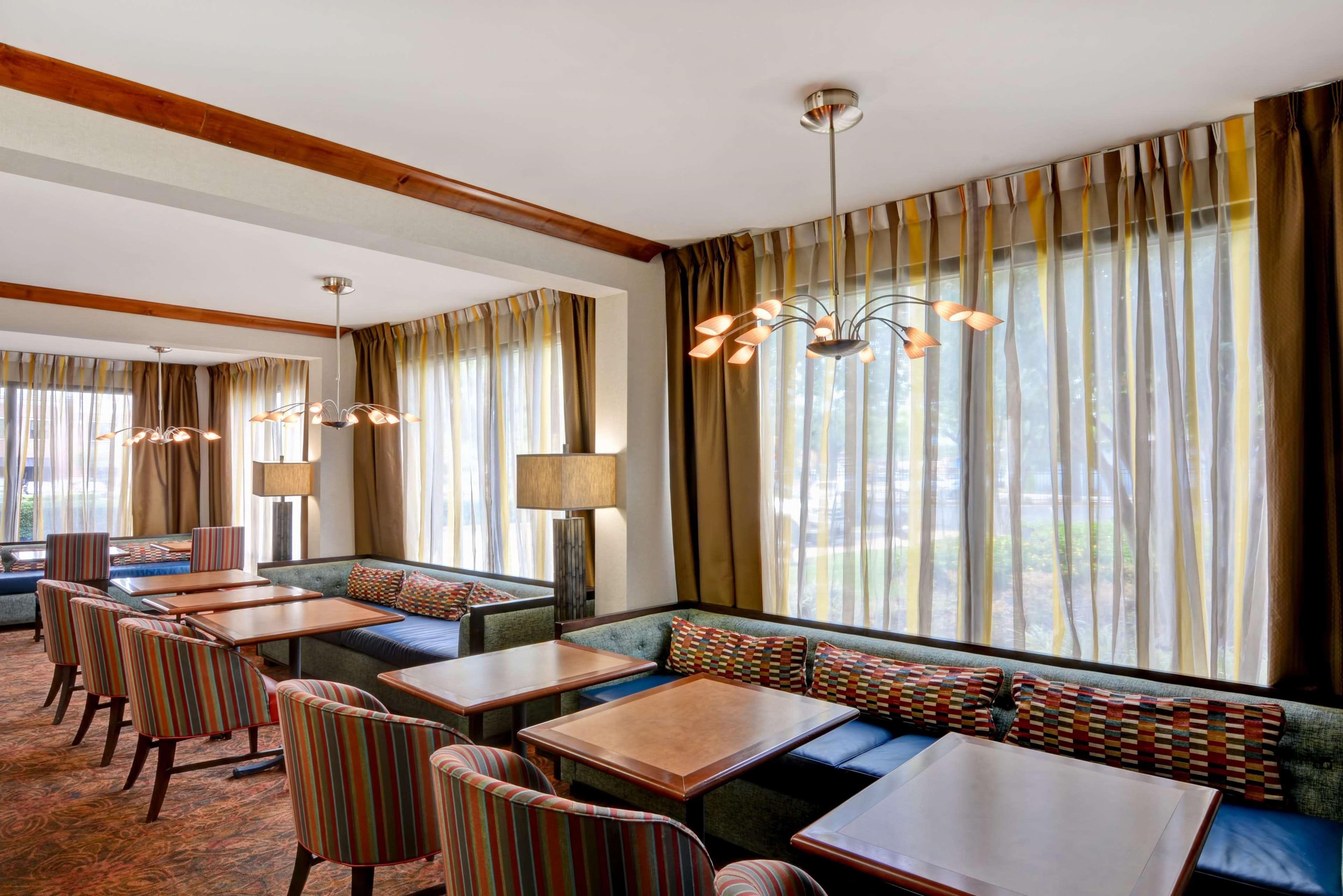 Hampton Inn Memphis Poplar Exterior photo