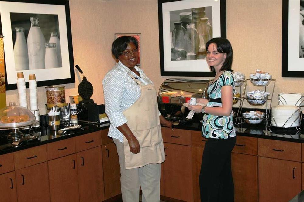 Hampton Inn Memphis Poplar Restaurant photo