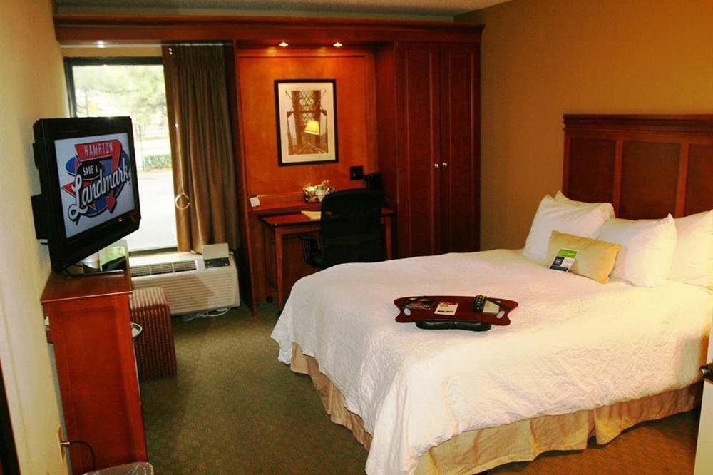 Hampton Inn Memphis Poplar Room photo