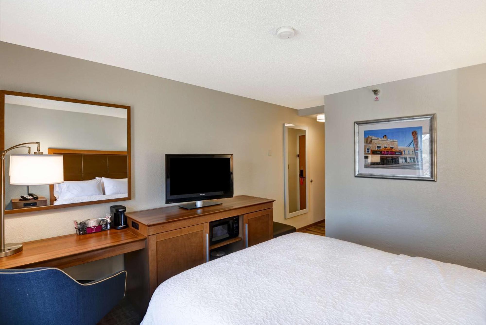 Hampton Inn Memphis Poplar Exterior photo