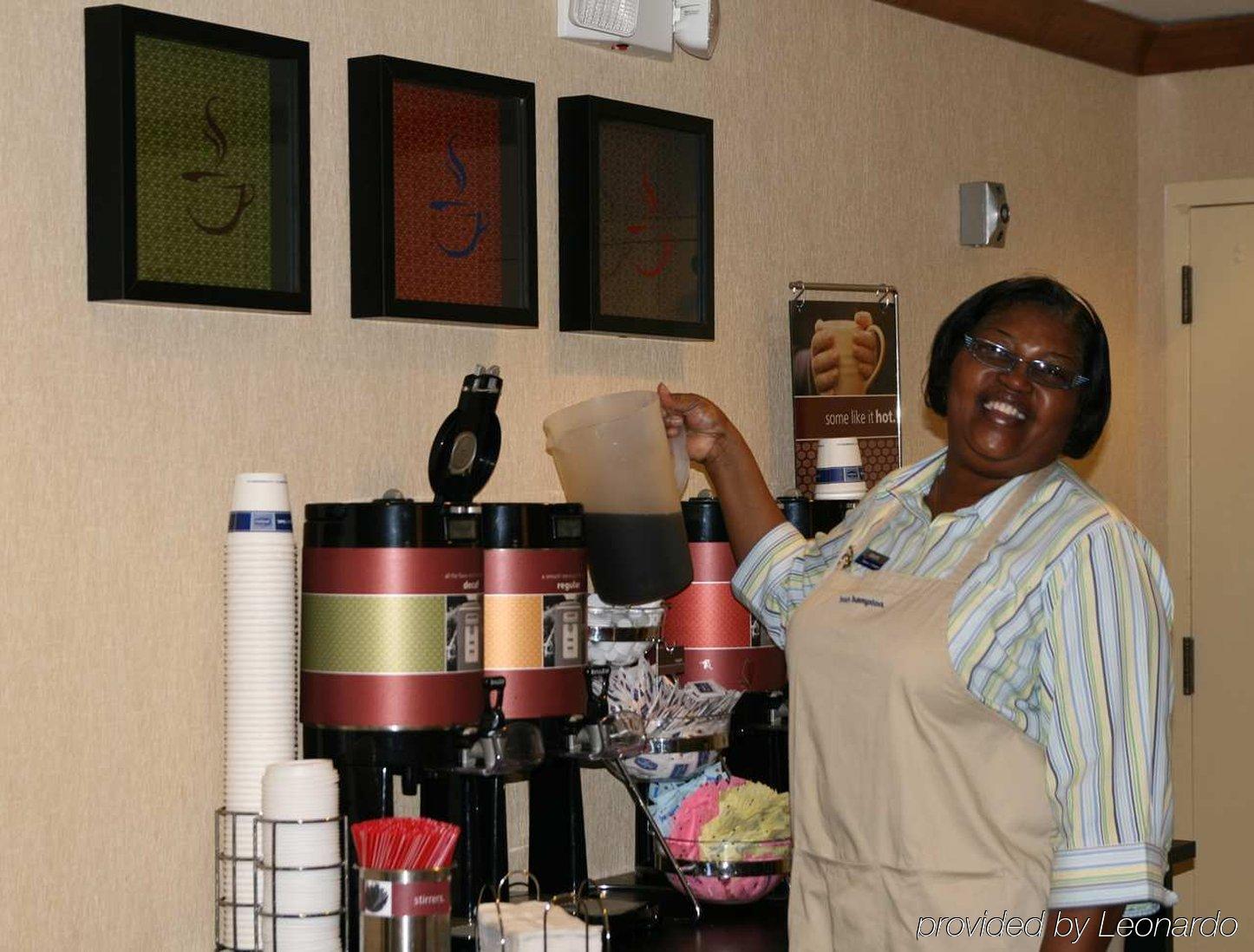 Hampton Inn Memphis Poplar Restaurant photo