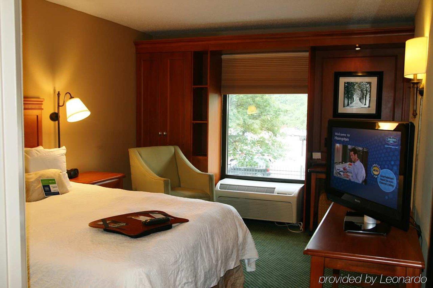 Hampton Inn Memphis Poplar Room photo