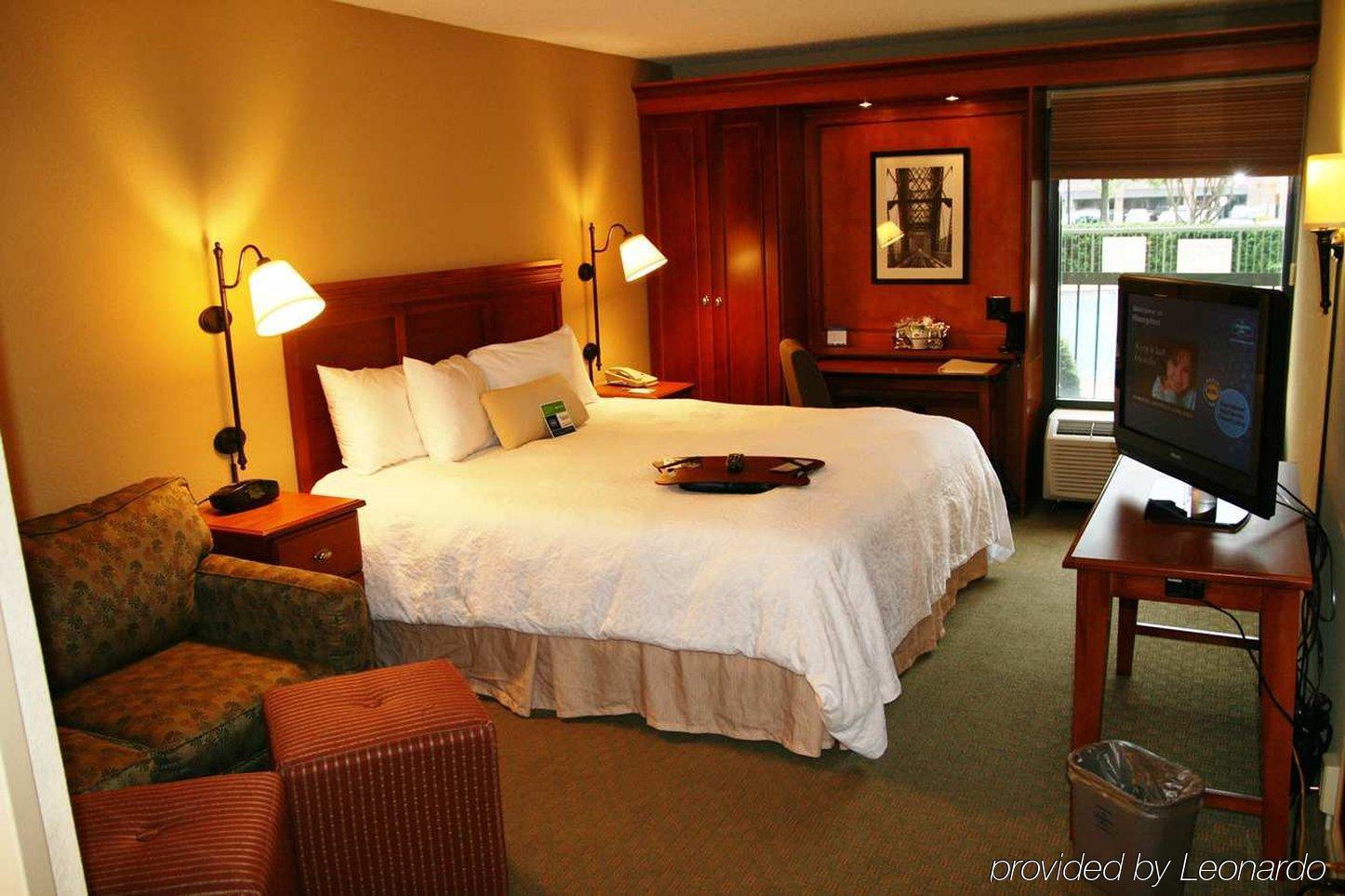 Hampton Inn Memphis Poplar Room photo